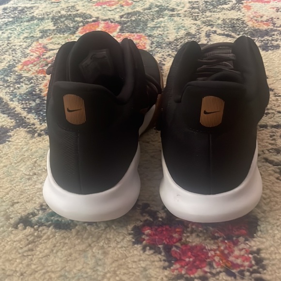 Nike Basketball Shoes - Picture 4 of 6